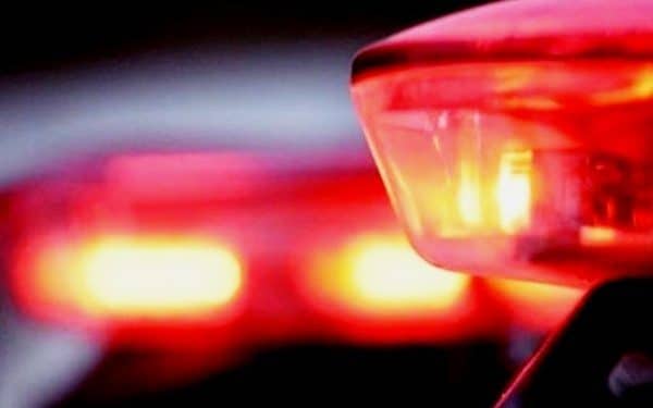 Motorista inabilitada bate em poste em Araxá