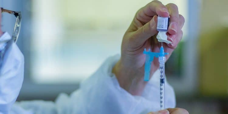 Araxá aplica a 3ª dose em idosos a partir de 60 anos nesta quinta; confira outras etapas