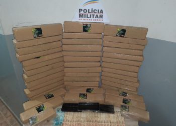 POLÍCIA MILITAR PRENDE AUTORES E APREENDE 44 TABLETES DE MACONHA EM ARAXÁ/MG