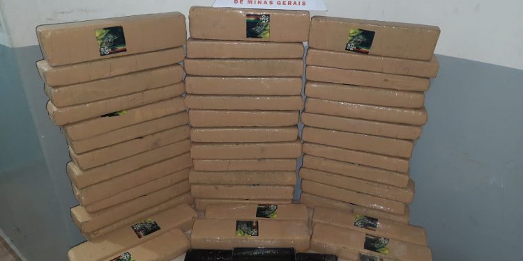 POLÍCIA MILITAR PRENDE AUTORES E APREENDE 44 TABLETES DE MACONHA EM ARAXÁ/MG