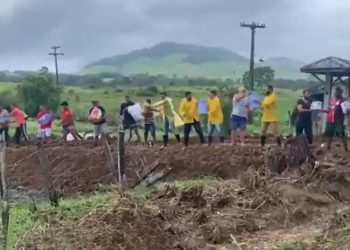 Caminhão com doações tem viagem interrompida por cratera na BA-561 e moradores fazem ‘corrente’ para levar material