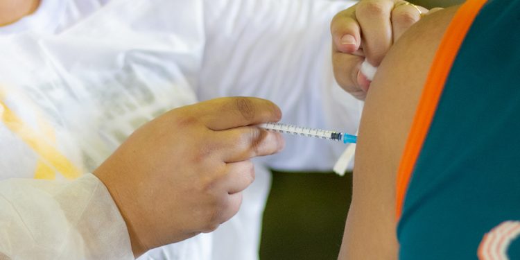 Araxá aplica 3ª dose da vacina contra a Covid em pessoas a partir de 18 anos na quarta; confira outras etapas