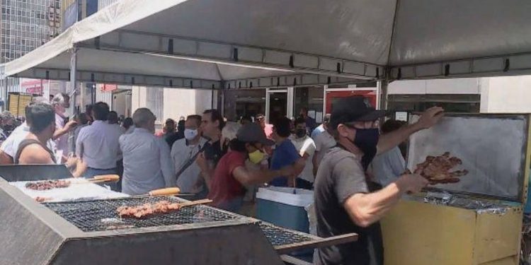 Entidades do agro fazem churrasco na porta de agências do Bradesco em protesto contra vídeo
