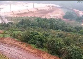 Imagens mostram momento em que o dique de mineradora transborda em Nova Lima, na Grande BH