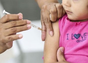 Araxá vacina crianças de 10 anos sem comorbidades e de 5 a 11 anos com comorbidades ou deficiência permanente nesta quarta; confira outras etapas