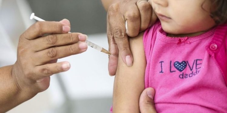 Araxá vacina crianças de 10 anos sem comorbidades e de 5 a 11 anos com comorbidades ou deficiência permanente nesta quarta; confira outras etapas