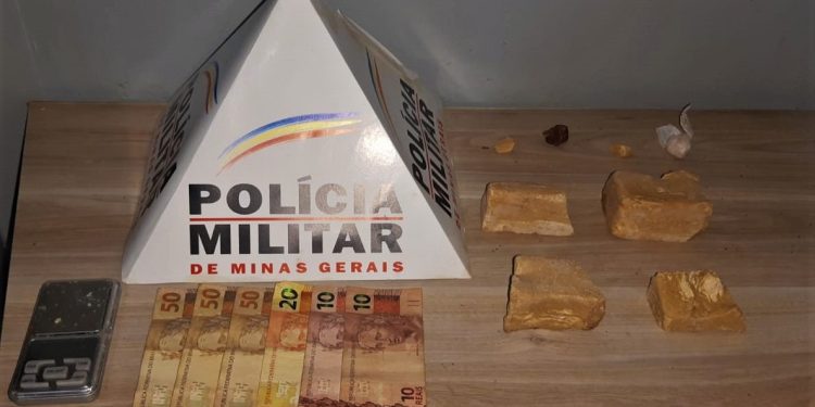 POLÍCIA MILITAR PRENDE AUTOR POR TRÁFICO DE DROGAS EM ARAXÁ/MG