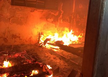 BOMBEIROS MILITARES DE SACRAMENTO ATENDEM INCÊNDIO EM RESIDÊNCIA