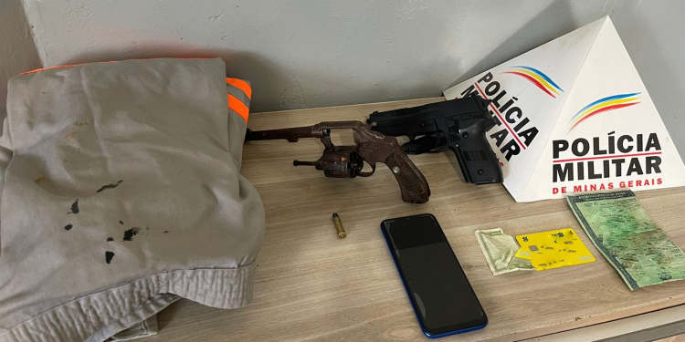 POLÍCIA MILITAR PRENDE AUTORES POR PORTE ILEGAL DE ARMA DE FOGO EM ARAXÁ/MG