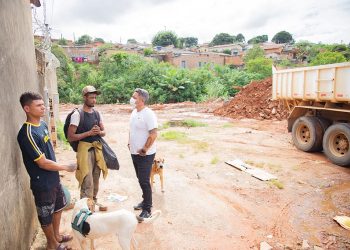 Araxá começa a desocupar áreas invadidas e presta assistência às famílias retiradas