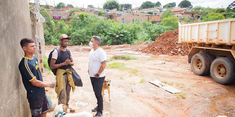 Araxá começa a desocupar áreas invadidas e presta assistência às famílias retiradas