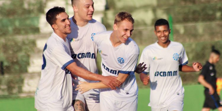 Com três gols em cada tempo, Dínamo goleia Atlético Patense fora de casa