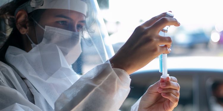 Araxá aplica reforço da Janssen em pessoas a partir de 20 anos (20+) nesta terça; cronograma no Sesc também abrange aplicações de 1ª, 2ª e 3ª dose