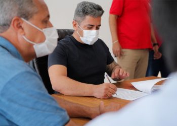 Prefeito assina contrato para revitalização da rua Honório de Paiva Abreu