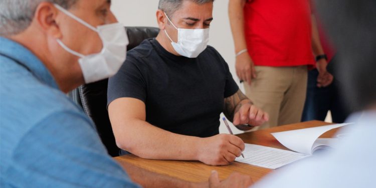 Prefeito assina contrato para revitalização da rua Honório de Paiva Abreu