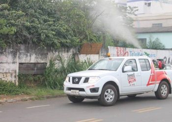 Vigilância em Saúde utiliza carro fumacê para combater a dengue em Araxá
