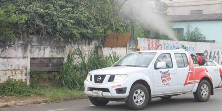 Vigilância em Saúde utiliza carro fumacê para combater a dengue em Araxá