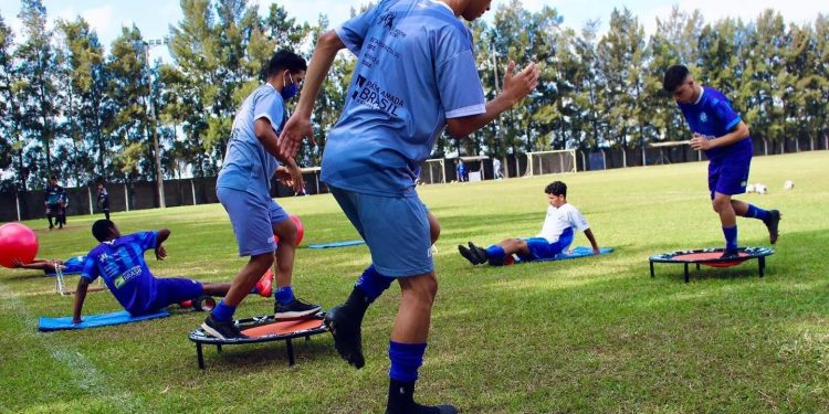 Atletas da base do Dínamo recebem acompanhamento fisioterapêutico semanalmente