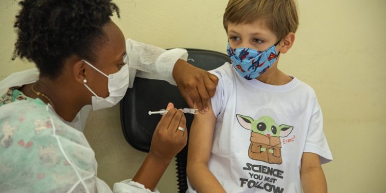 Araxá aplica nesta sexta a 2ª dose da vacina contra a Covid-19 em crianças de 5 a 11 anos conforme agendamento no Cartão de Vacina