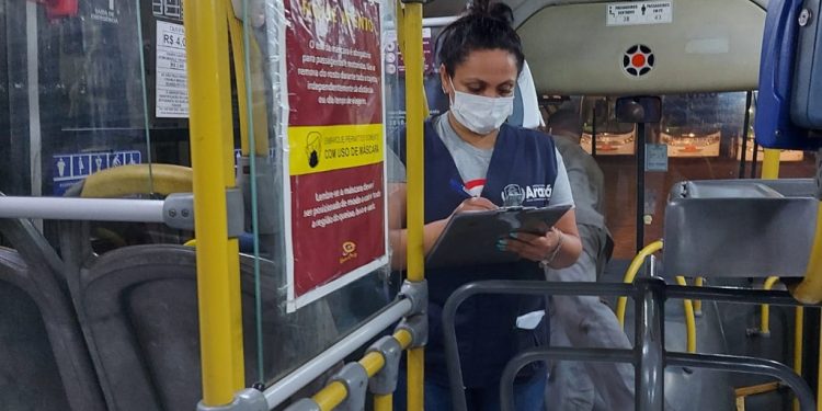 Prefeitura vistoria ônibus do transporte público coletivo urbano