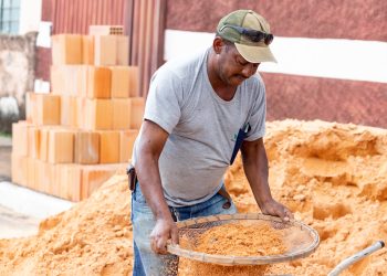 Comunidade de Araxá e CBMM reconhecem trabalho de morador que há décadas mantém projeto solidário