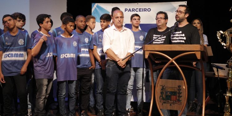 Dínamo apresenta projetos desenvolvidos à comunidade araxaense e elenco das categorias sub-15 e sub-17 que disputarão o Campeonato Mineiro 2022