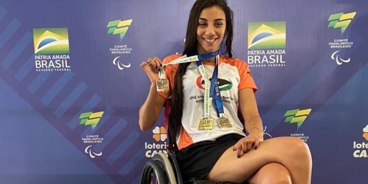 Nadadora apoiada pela Prefeitura de Araxá bate recorde brasileiro na natação paralímpica