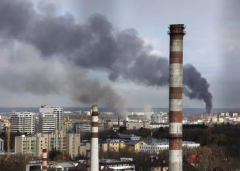Rússia ataca Lviv, cidade próxima à Polônia, e sete morrem, diz Ucrânia