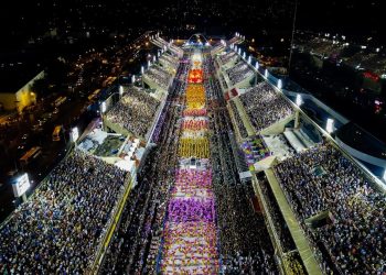 Desfiles de 7 escolas da Série Ouro do RJ abrem o carnaval 2022 no Sambódromo