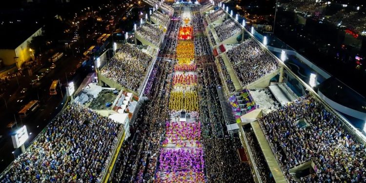 Desfiles de 7 escolas da Série Ouro do RJ abrem o carnaval 2022 no Sambódromo