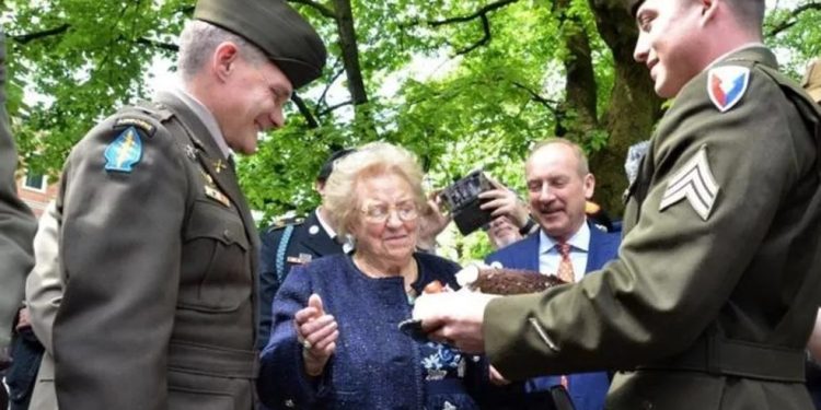 Exército dos EUA ‘devolve’ bolo de aniversário que roubou de italiana em 1945
