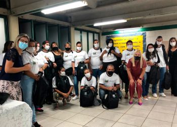 Alunos da EJA recebem kits de materiais escolares