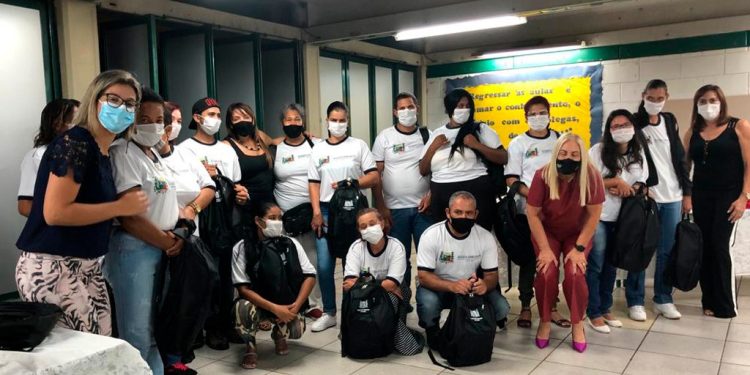 Alunos da EJA recebem kits de materiais escolares