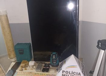 EM ARAXÁ/ MG, POLÍCIA MILITAR PRENDE AUTORES POR TRÁFICO DE DROGAS
