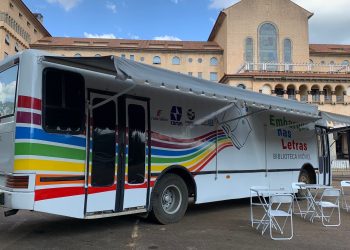 Biblioteca Móvel “Embarque nas Letras”, revitalizada com apoio da CBMM, marca presença no Fliaraxá 2022