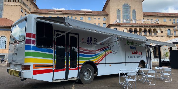 Biblioteca Móvel “Embarque nas Letras”, revitalizada com apoio da CBMM, marca presença no Fliaraxá 2022