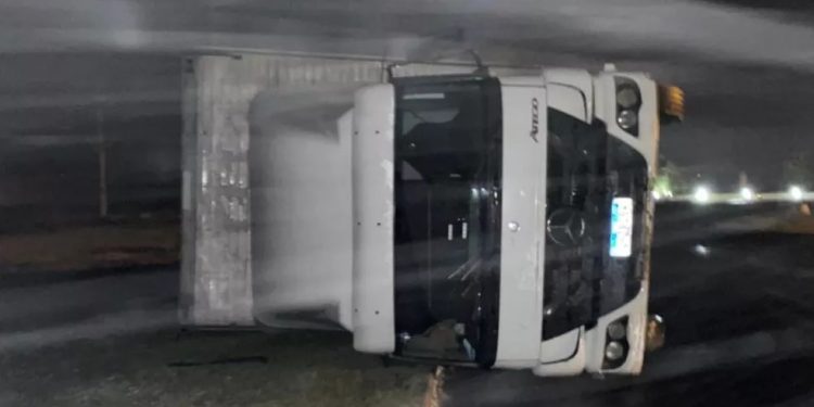 Ventania tomba caminhão com motorista dentro, em SC; velocidade do vento chegou a 157 km/h