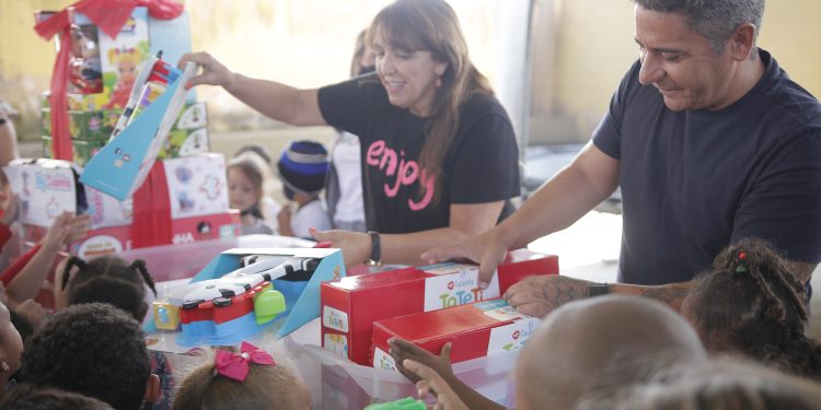 Alunos da rede municipal de ensino recebem brinquedos pedagógicos em Araxá