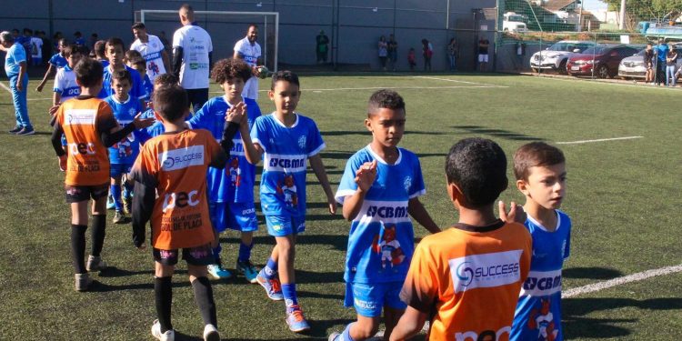 Alunos do Projeto Dínamo Lobinho Transformando Vidas participam de manhã de amistosos na Arena Filomena
