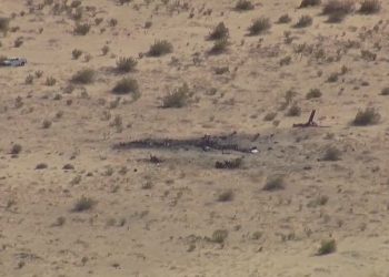 Avião militar cai no sul da Califórnia, nos EUA