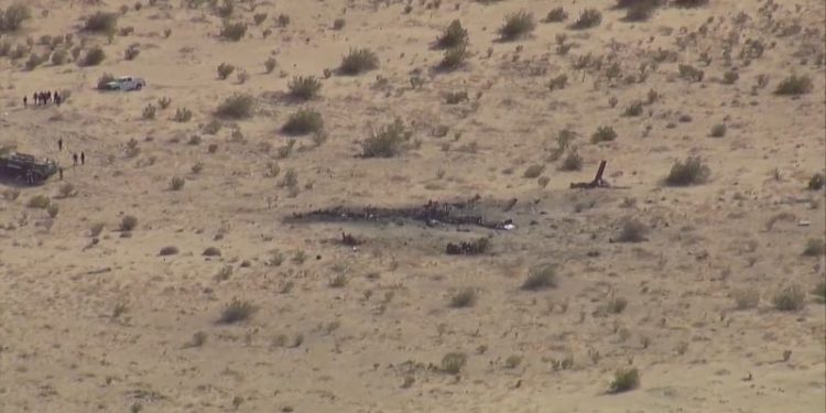 Avião militar cai no sul da Califórnia, nos EUA