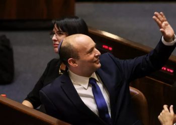 Primeiro-ministro de Israel renuncia e convoca novas eleições um ano depois de assumir o poder