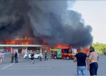 Míssil atinge shopping movimentado na Ucrânia, causando mortos e feridos