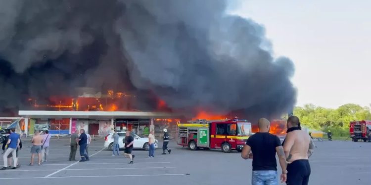 Míssil atinge shopping movimentado na Ucrânia, causando mortos e feridos