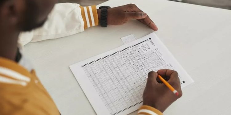 Mais de 140 concursos públicos com inscrições abertas reúnem quase 22 mil vagas no país; veja lista