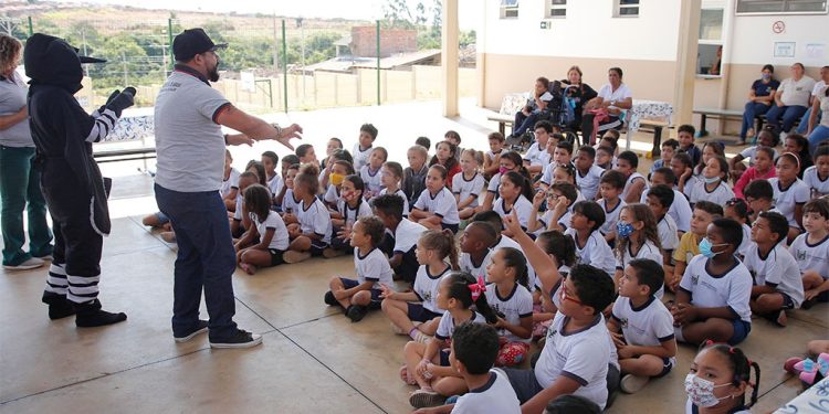 Ações educativas conscientizam alunos da rede pública sobre a prevenção da dengue