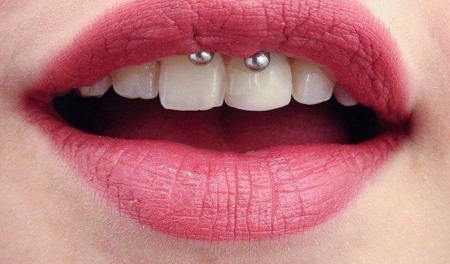 De grillz a piercings: especialista explica cuidados necessários com acessórios bucais