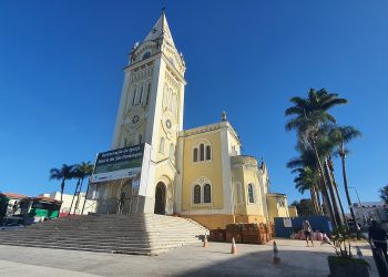 O que a arte e a arquitetura da Igreja Matriz falam sobre a história de Araxá?