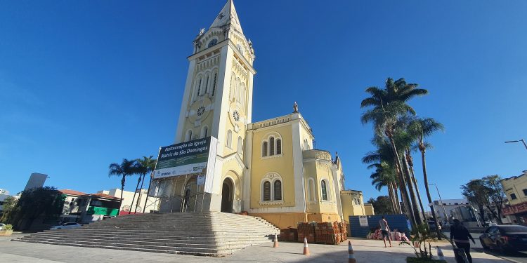 O que a arte e a arquitetura da Igreja Matriz falam sobre a história de Araxá?