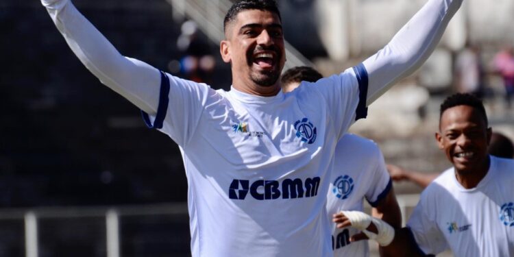 Dínamo quer a primeira vitória fora de casa neste sábado